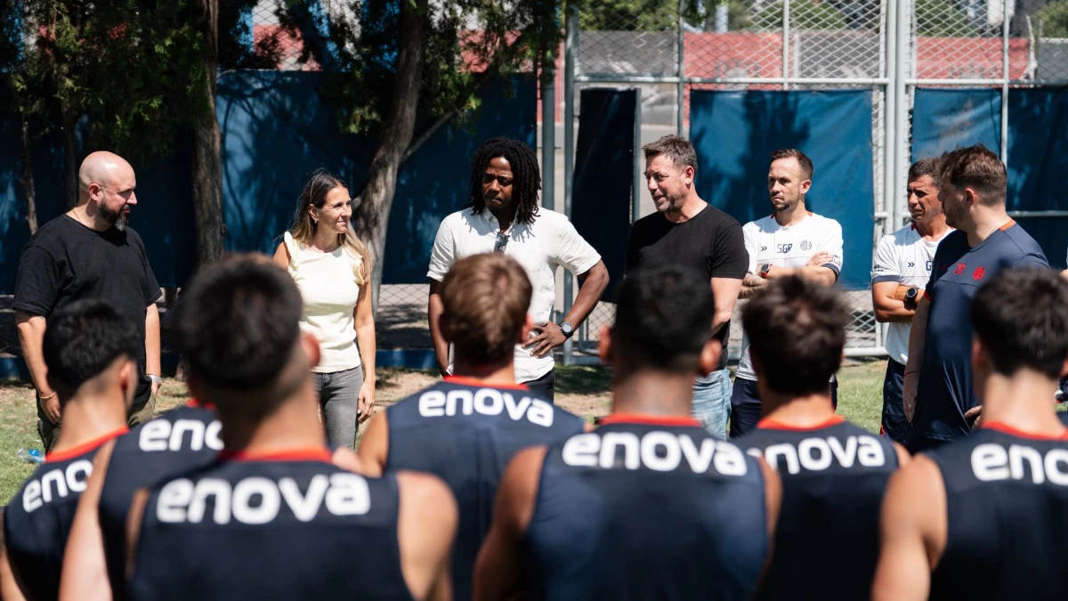 Presentación. Constantino le habla al plantel que dirige Damián Ayude. Foto: San Lorenzo (X)