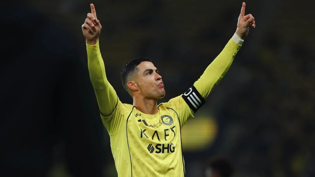 Cristiano festeja uno de sus goles y ya esta a 44 tantos de los 1000. foto: @alnassr