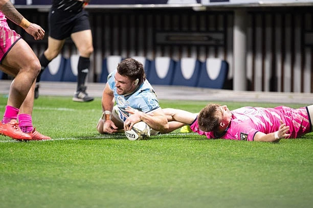 Foto:@top14rugby. Con una corrida impresionante, el tucumano Mateo Carreras también marcó para el Bayonna ganador en el Top 14