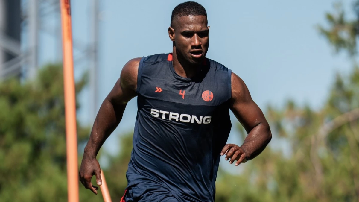 El colombiano se presentó en el segundo día de la pretemporada. Foto: @SanLorenzo