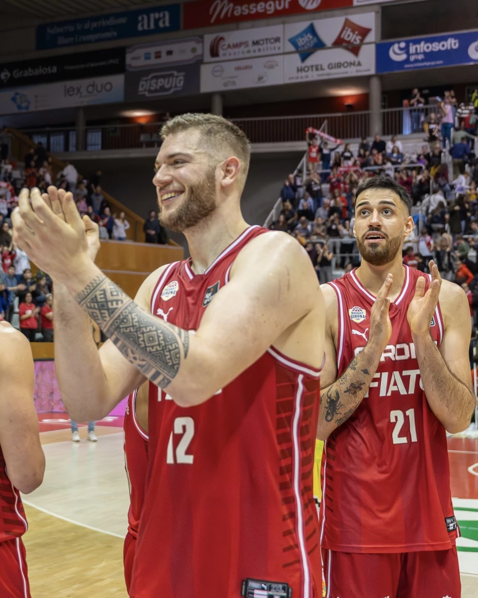 Foto:@BasquetGirona. Victoria del equipo catalán (con Fernández en segundo plano) tras la victoria en el derby