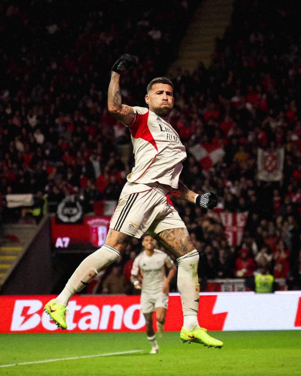 Foto:@SLBenfica. El argentino Otamendi festeja su gol, el del 1-0 parcial del Benfica sobre Sporting Braga, por la liga de Portugal