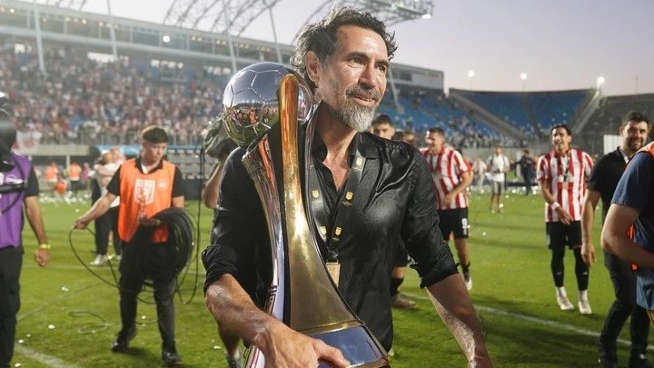 Domínguez continúa en el Pincha, su vínculo se extenderá hasta finalizar el 2027.