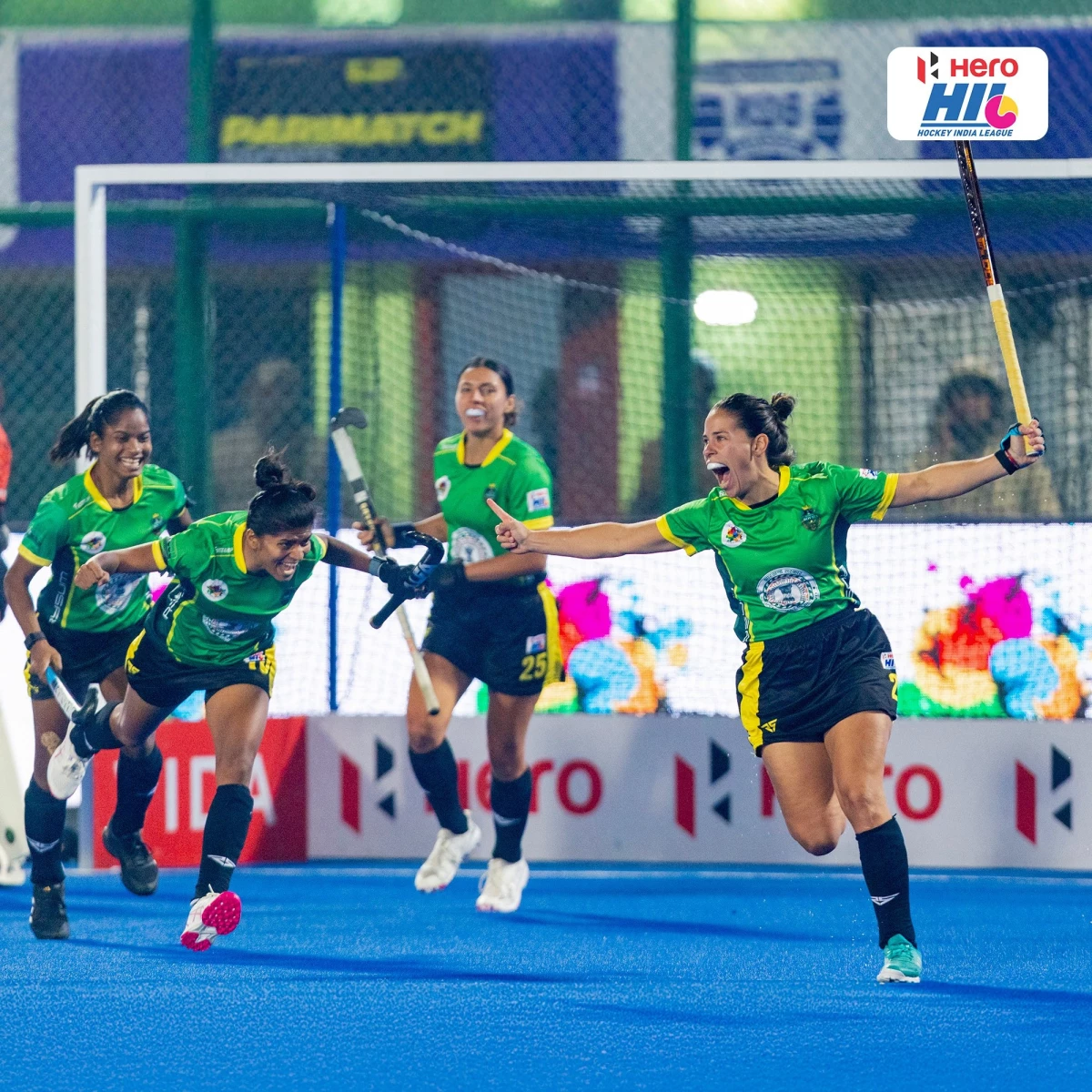 Foto:@HockeyIndiaLeag. El festejo de la misionera Von der Heyde, que convirtió dos en la Hockey India League