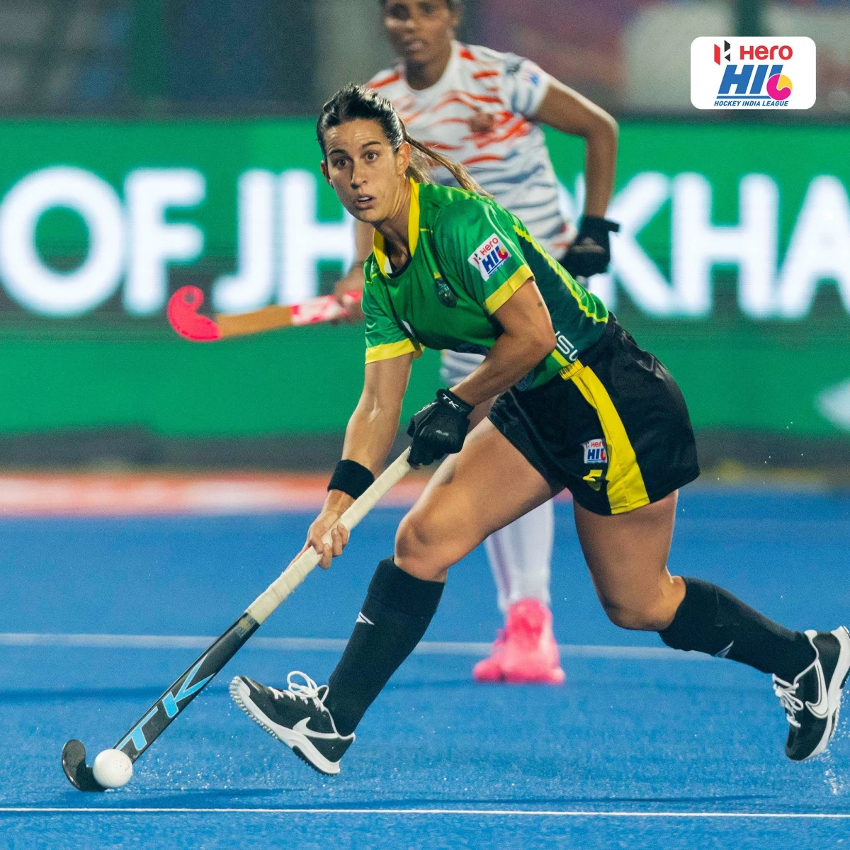 Foto:@HockeyIndiaLeag. La argentina Agostina Alonso lleva la bocha