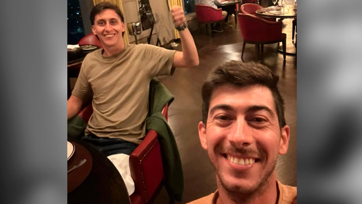 Augusto y Joaquín en suelo dakariano con una sonrisa por compartir una icónica competencia del deporte motor como integrantes | Foto: Gentileza