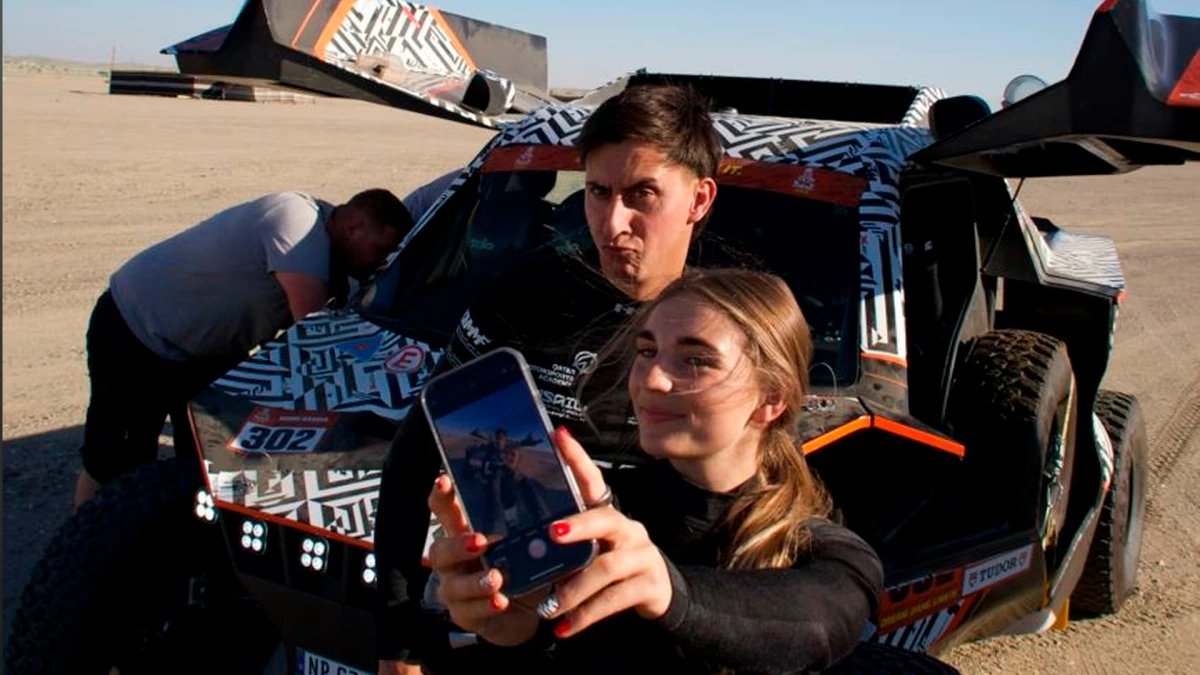 Sanz y su compañera piloto Klaassen, haciendo de las suyas en la previa &nbsp;a las administrativas del Rally Dakar 2026 | Foto: Prensa Puck Klaassen