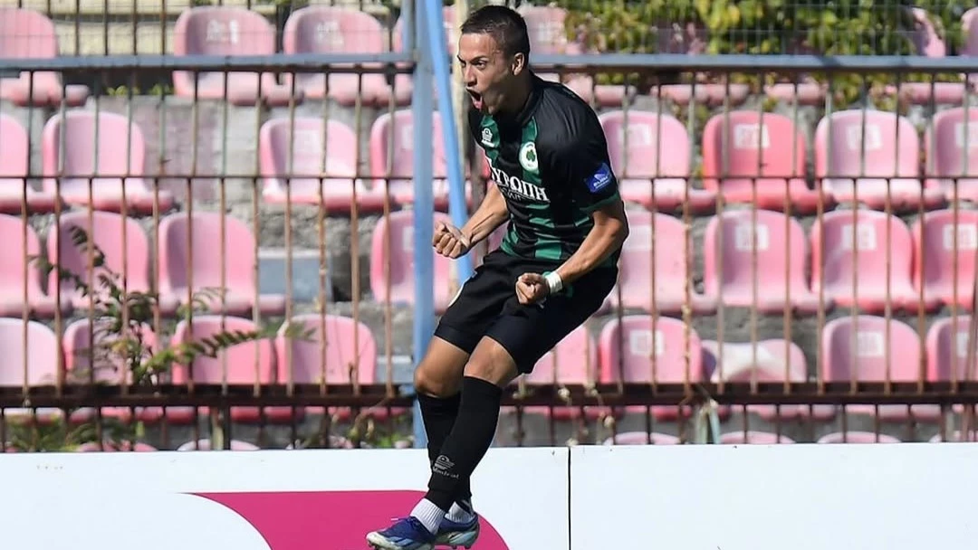 El paranaense Fasutino Dettler, fersteja su gol para el Marko griego.