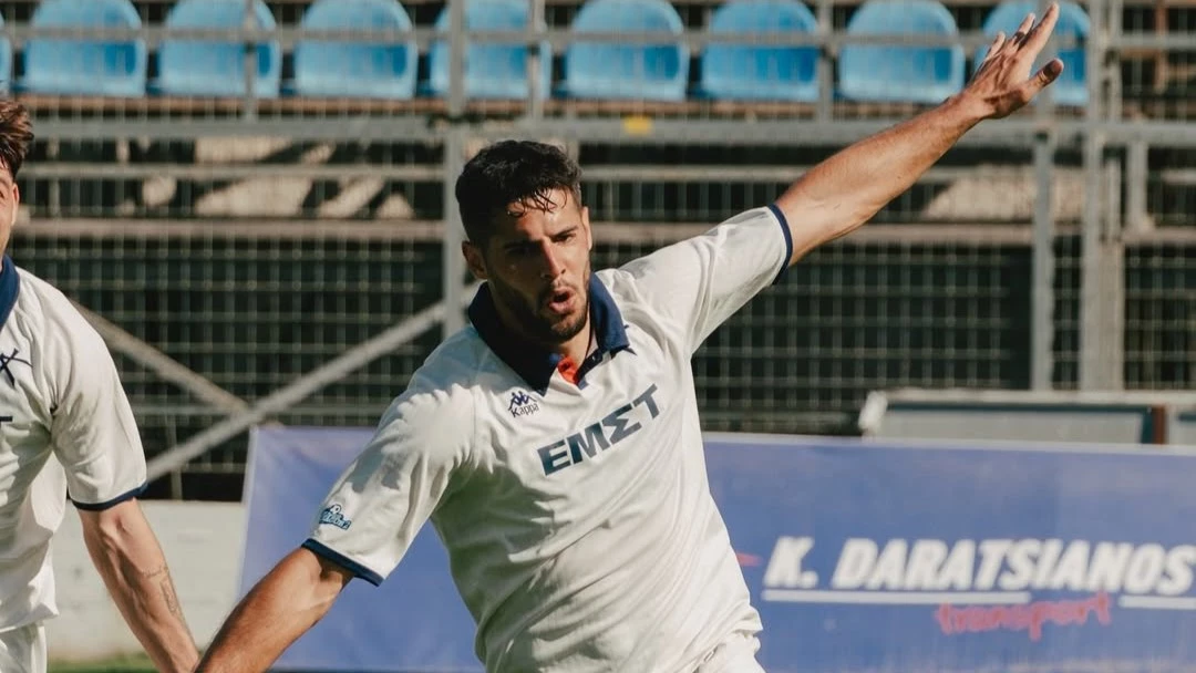 Emanuel Insúa, de larga carrera en el futbol argentino, festeja un gol de su equipo Athens Kallithea.