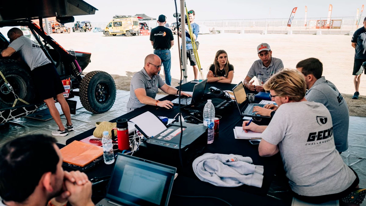 El argentino y la piloto de doble ciudadnía analizan datos del auto paa el Prólogo del sábado | Foto:; Press Puck Klaassen
