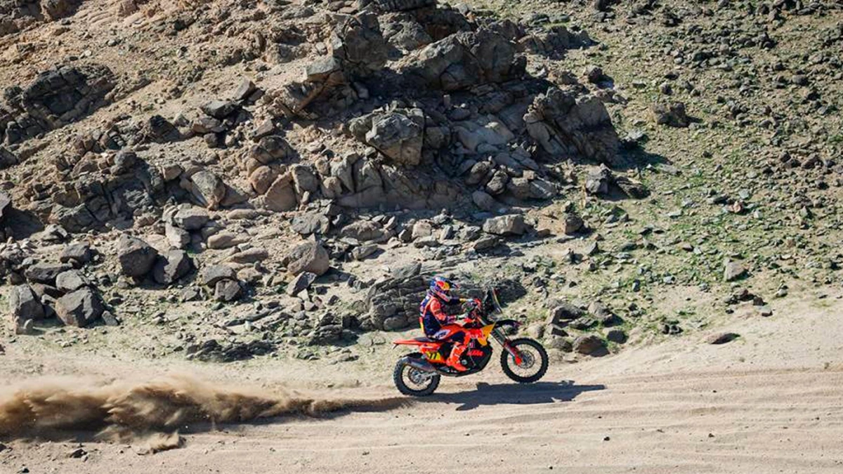 Luciano Benavides, a pura potencia junto a su KTM en el Prólogo del Rally Dakar | &nbsp;Foto: ASO Rally Dakar