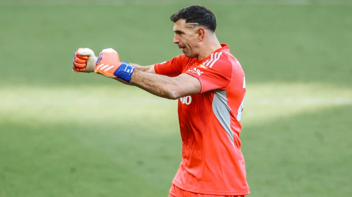 El arquero de la Selección argentina fue titular en la victoria de Aston Villa (Foto: X@AVFCOfficial).
