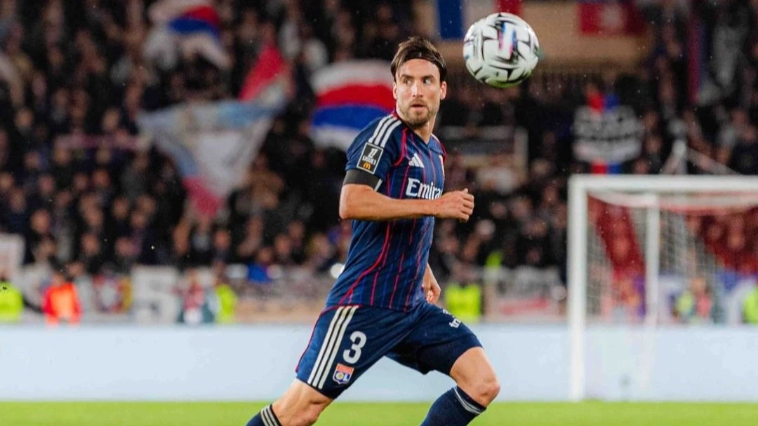 Taglifico mira al area rival antes de dominar el balón. (Foto: @OL)