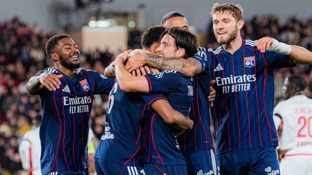 Nico Tagliafico recibe las felicitaciones y abrazos de sus compañeros tras una de sus asistencias. foto:@ol.
