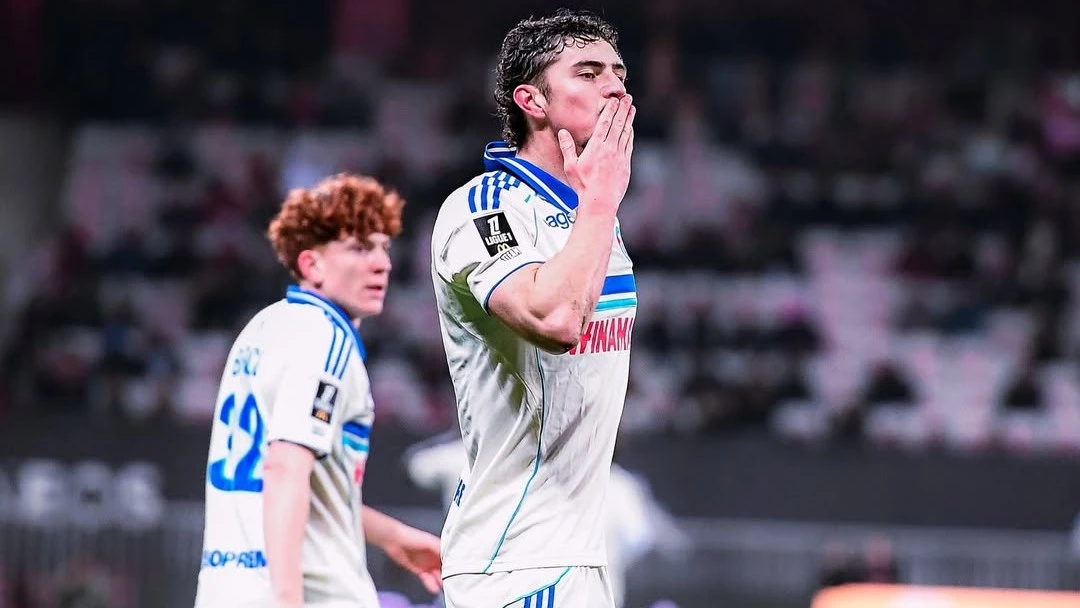 Panichelli festeja su gol, luego de recibir un abrazo del Colo Barco que camina detrás. foto: @rcsa.