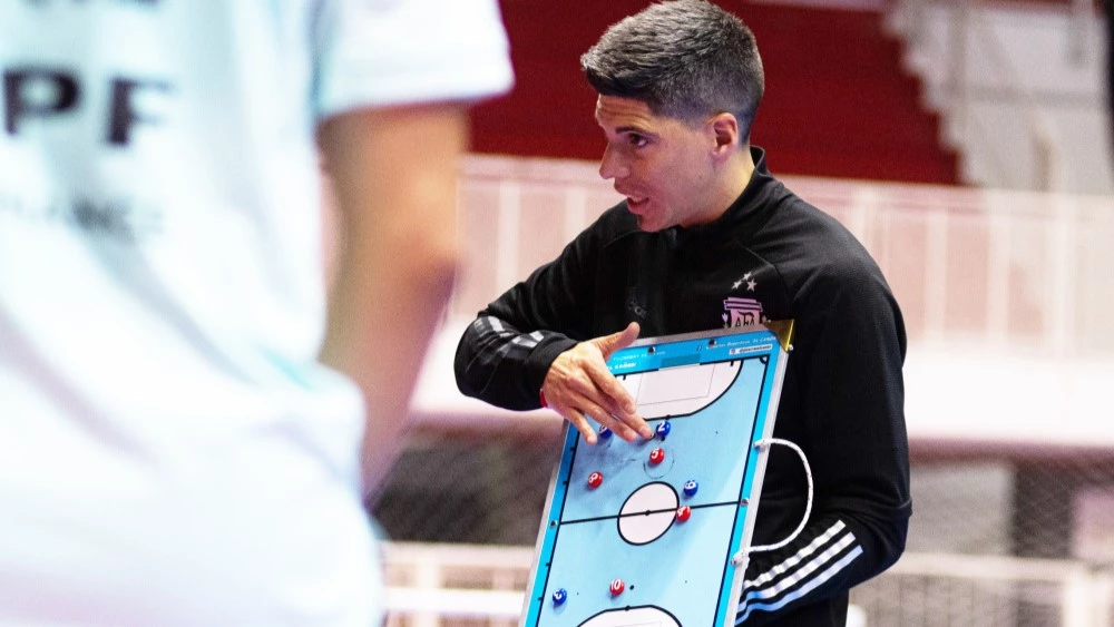 Matías Lucuix comenzará a trabajar este lunes con 8 jugadores. Foto: AFA.