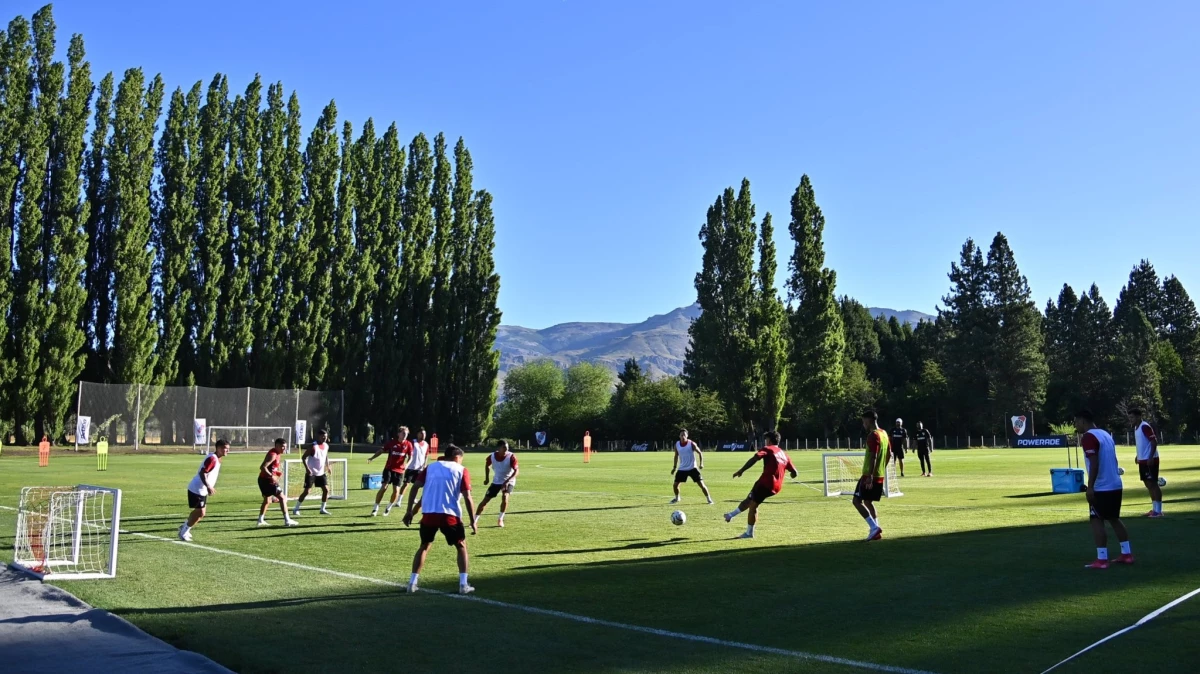 Foto: Prensa River. Hubo rutinas con pelota en espacios reducidos y por la tarde van a seguir pero con unos ejercicios técnicos.