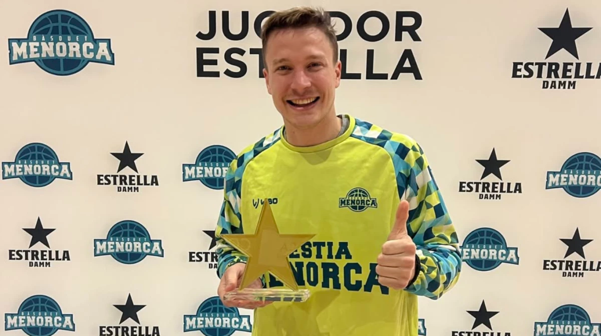 Foto:@BasquetMenorca. El santafesino Zurbriggen fue figura en la victoria del Hestia Menorca, la primera del 2026