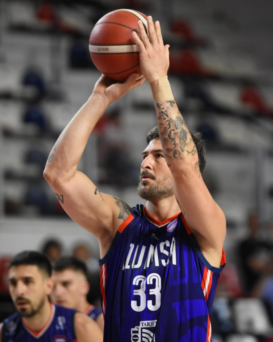 Foto:@AAQuimsa. El ala pivote juninense Nicolás Romano dejó Quimsa de Santiago del Estero