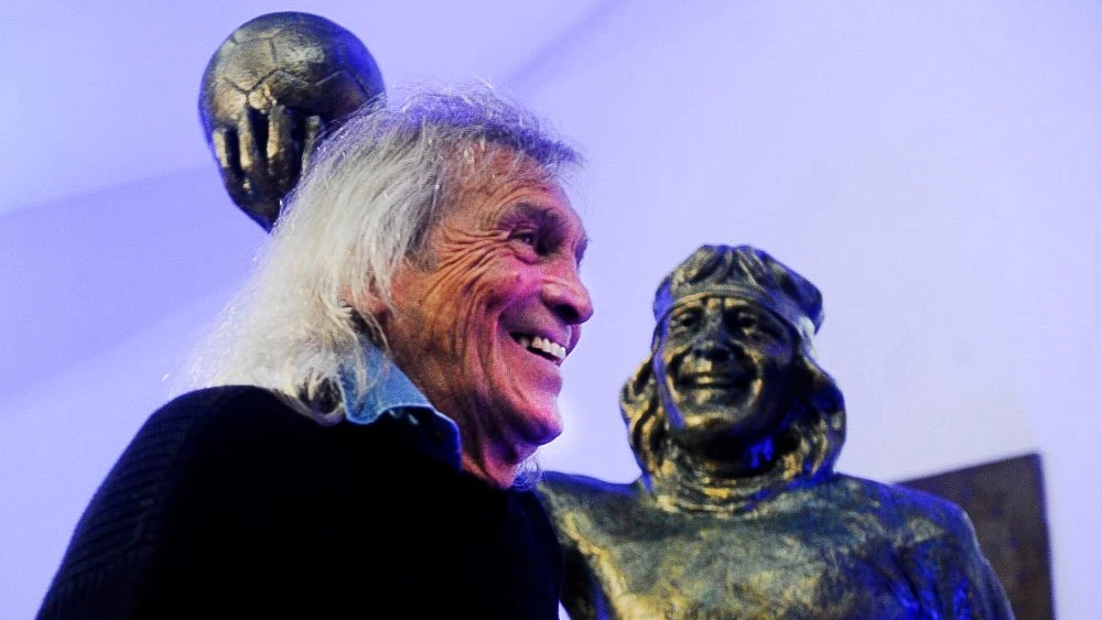 Gatti fue homenajeado en la presentación de su estatua en la Bombonera. Foto de Archivo de RTA.