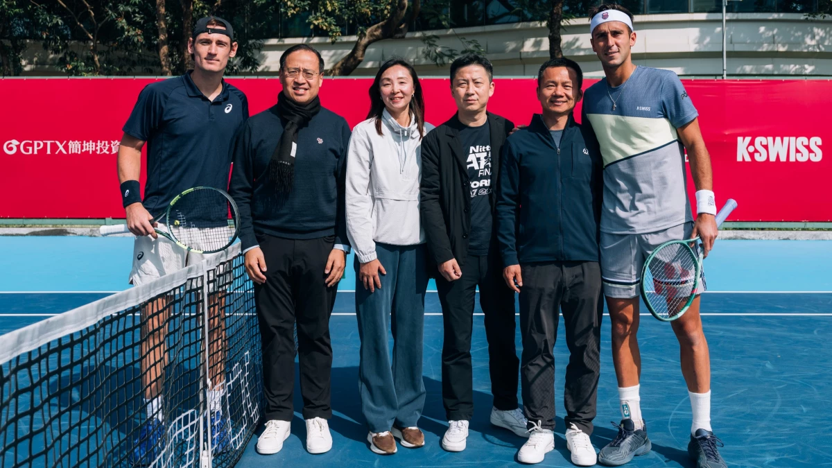 El francés Royer, autoridades del ATP 250 de Hong Kong y el argentino Tomás Etcheverry. (Foto: @Htko_mens)