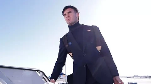 La elegancia de Franco en el embarque. Foto: Real Madrid.