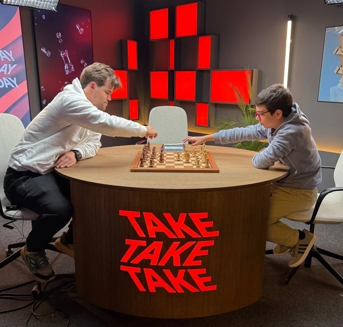 Foto:@TakeTakeTakeApp. Faustino Oro fue invitado por Magnus Carlsen, el número 1 del mundo, y entre ambos jugaron algunas partidas