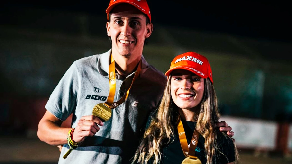 el argentino Sanz, ganador de la Etapa 3 del Rally Dakar 2026, con su piloto la neerlandesa Puck Klaassen | Foto: IG @AugustoSanz @maxxisrallyraid