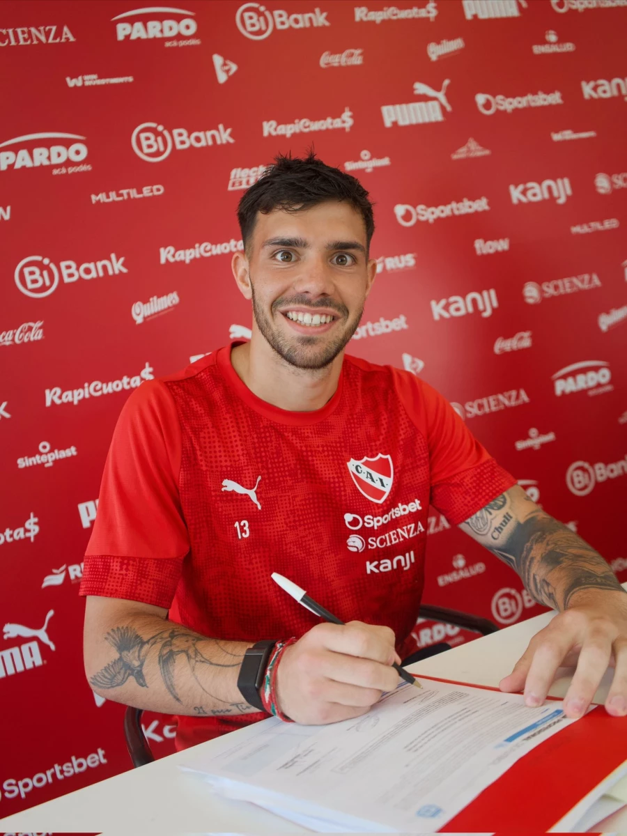 Foto:@Independiente. El zaguero Juan Fedorco volvió de México y extendió el vínculo hasta 2028