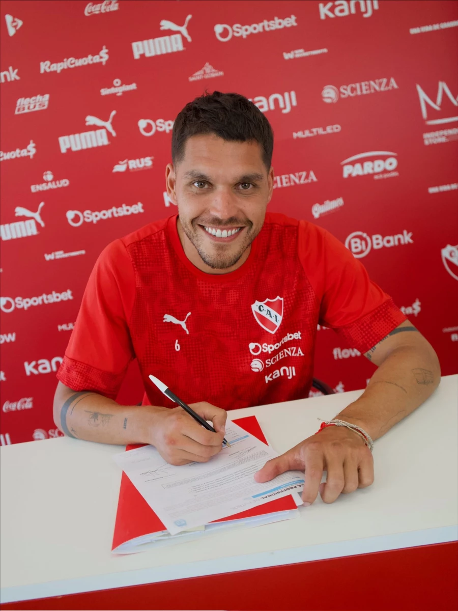 Foto:@Independiente. El defensor Nicolás Freire suscribió contrato por doce meses más