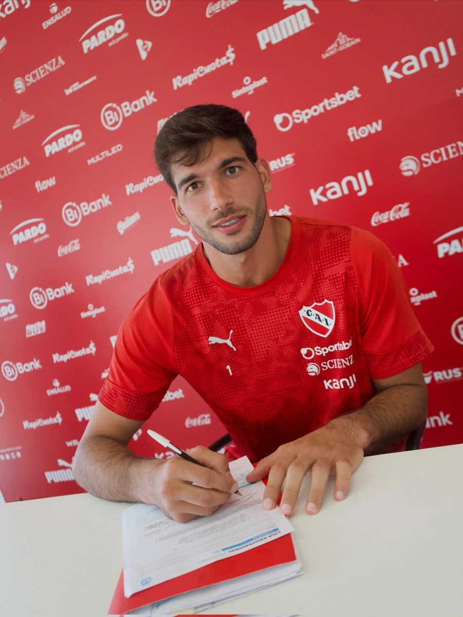 Foto:@Independiente. El arquero Joaquín Blázquez también extendió el préstamo hasta diciembre de 2026