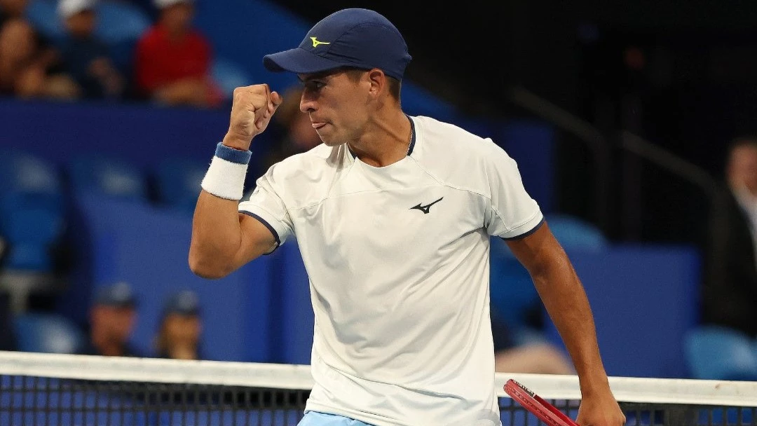 Sebastián Báez celebra su triunfo ante el legendario Stan Wawrinka en la United Cup de Australia. (Foto: UnitedCupTennis)