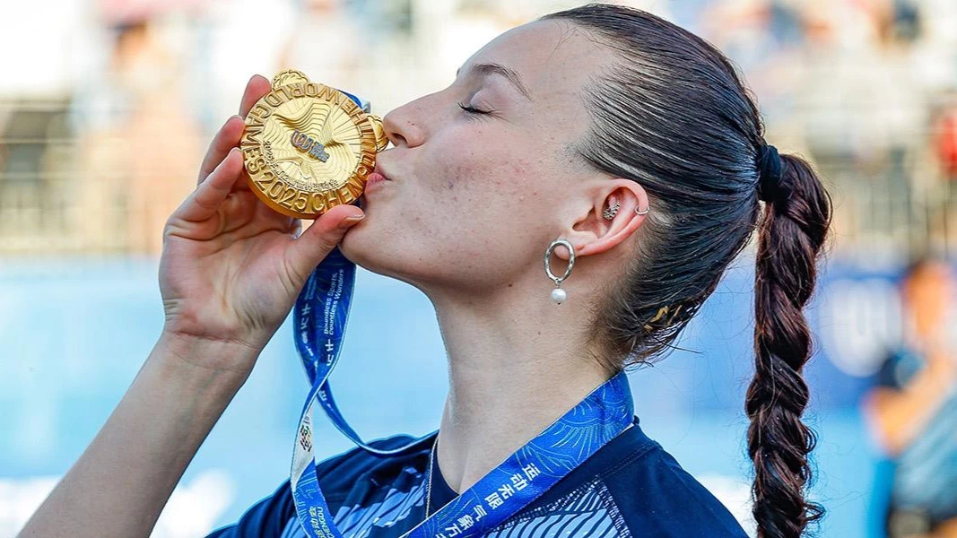 La neuquina besando la medalla dorada de los últimos World Games en China. Foto: IHF.