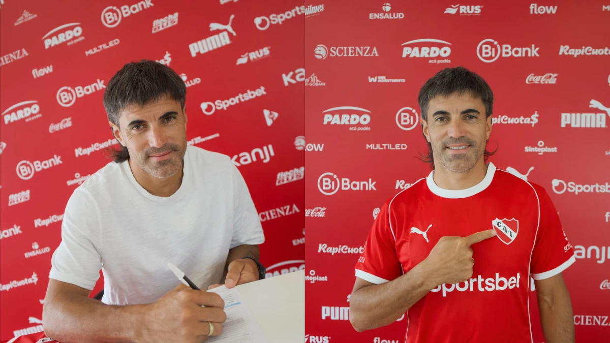 Firma y foto con sus nuevo con su nueva camiseta. Foto: Independiente.