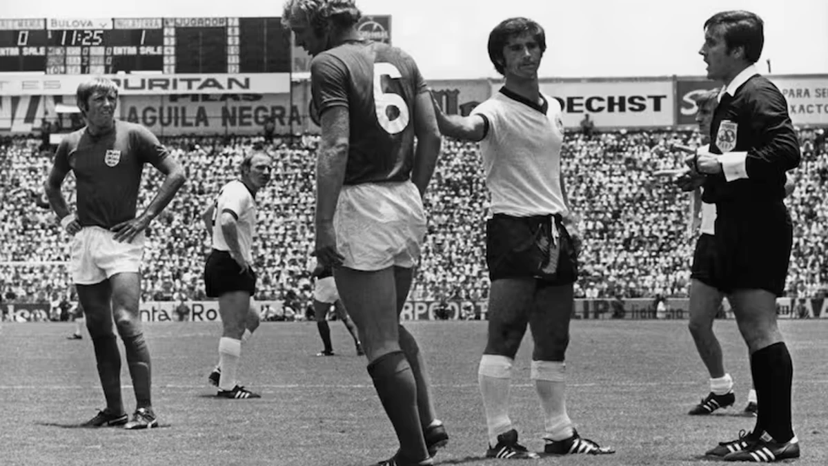 Foto:Archivo. El árbitro Coerezza le marca una falta a Bobby Moore (número 6), mientras Wolfgang Overath (Alemania) observa la acción. Fue en cuartos de final del Mundial México 70