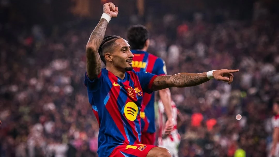 El Brasileño Raphinha festeja uno de sus goles. foto: @fcbarcelona.