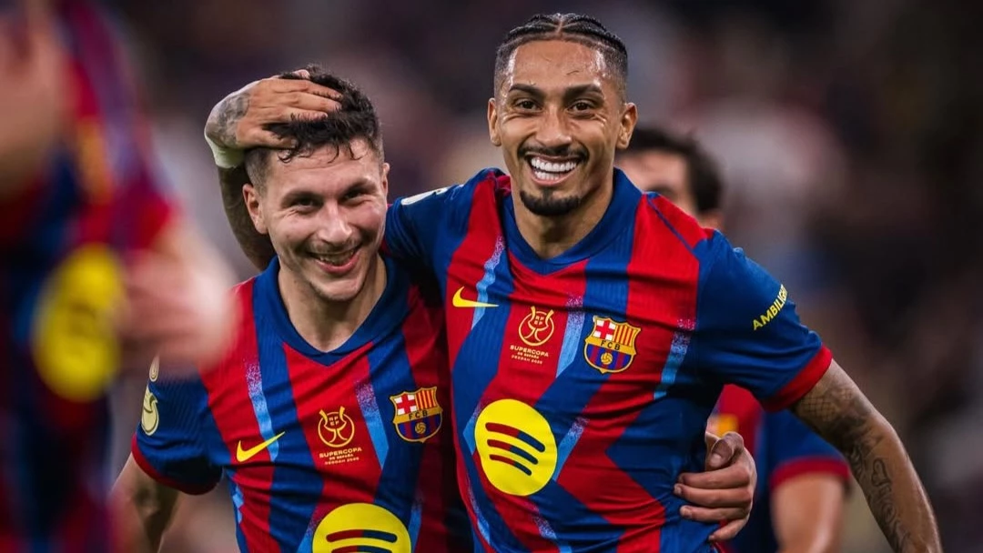 Raphinha abraza a Roony Bardghji, tras el gol del sueco. foto: @fcbarcelona. &nbsp;&nbsp;