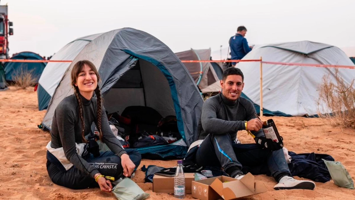 Valentina Pertegarini y Nicolás Cavigliasso, en el vivac de la etapa maratón y donde pasarán la noche para partir este jueves aHail | Foto: IG Rallydakar