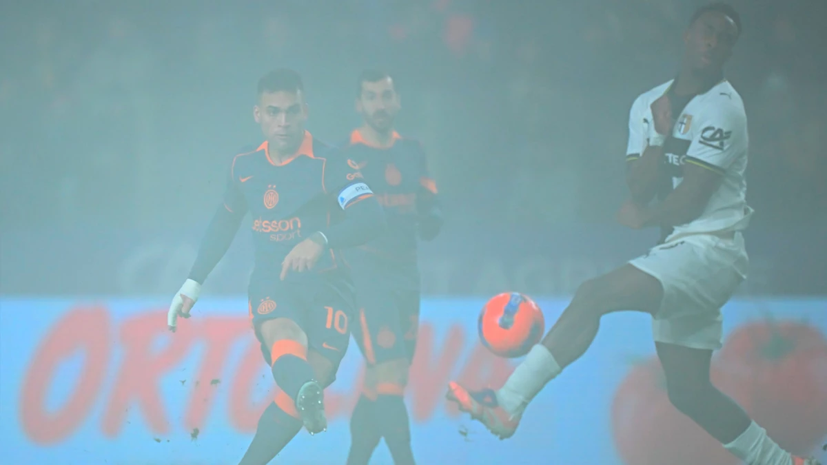 Foto:@Inter. El delantero Lautaro Martínez remata ante la oposición de un adversario. Ganó Inter y sigue arriba