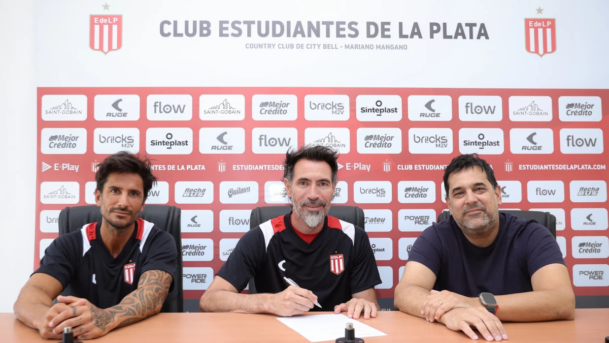 Firma. Domínguez secundado de Marcos Angileri y Martín Gorostegui. Foto: Estudiantes LP Prensa