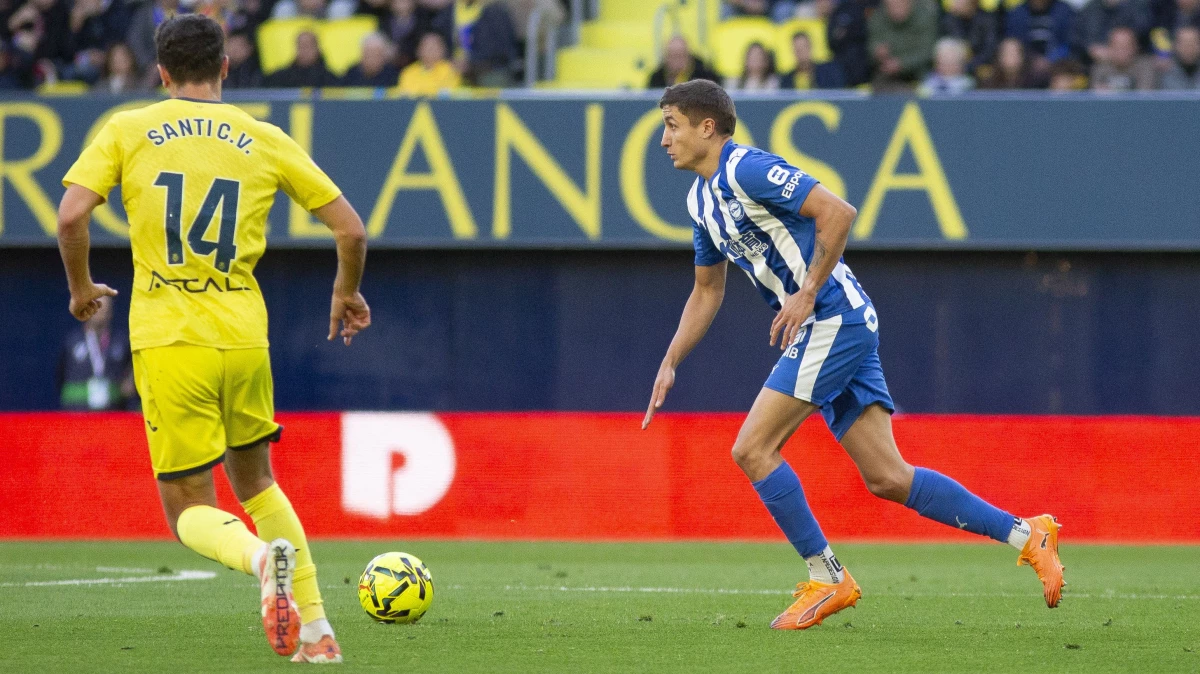 El argentino Nahuel Tenaglia conduce una salida en la derrota ante Villarreal. foto: @deportivoalaves.