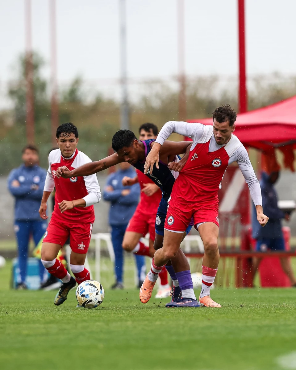 Tomás Molina domina el balón durante el amistoso que el Bicho le ganó a Sacachispas. Foto: @AAAJoficial