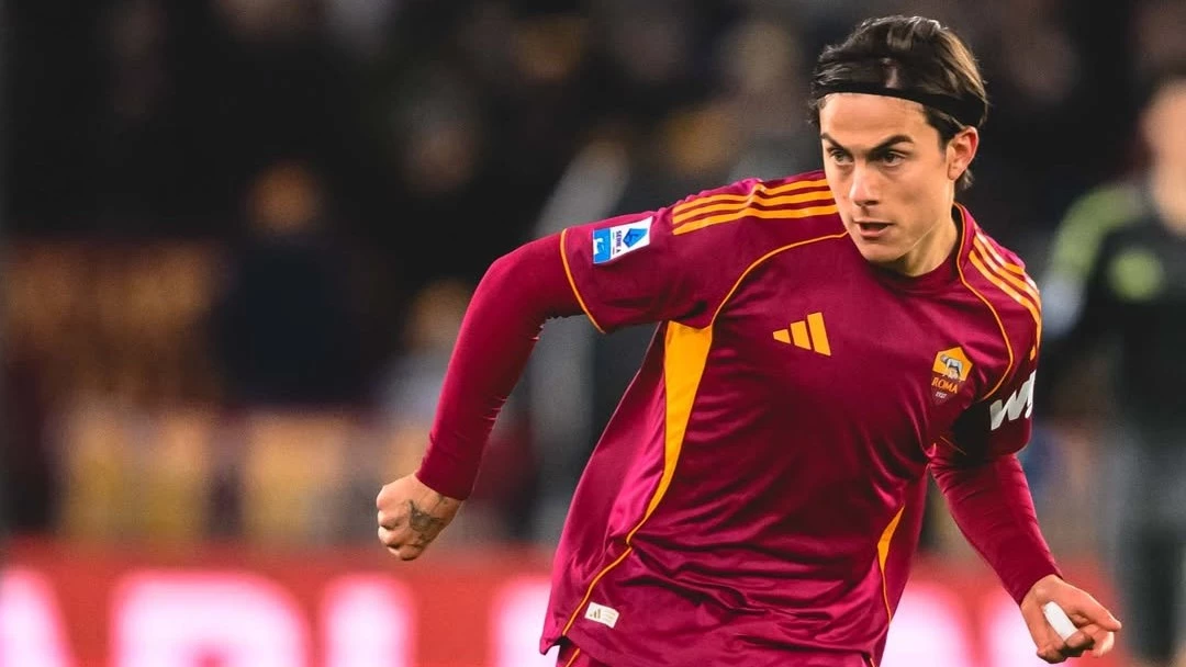 Dybala mete un pase en la victoria de Roma. foto: @officialasroma.