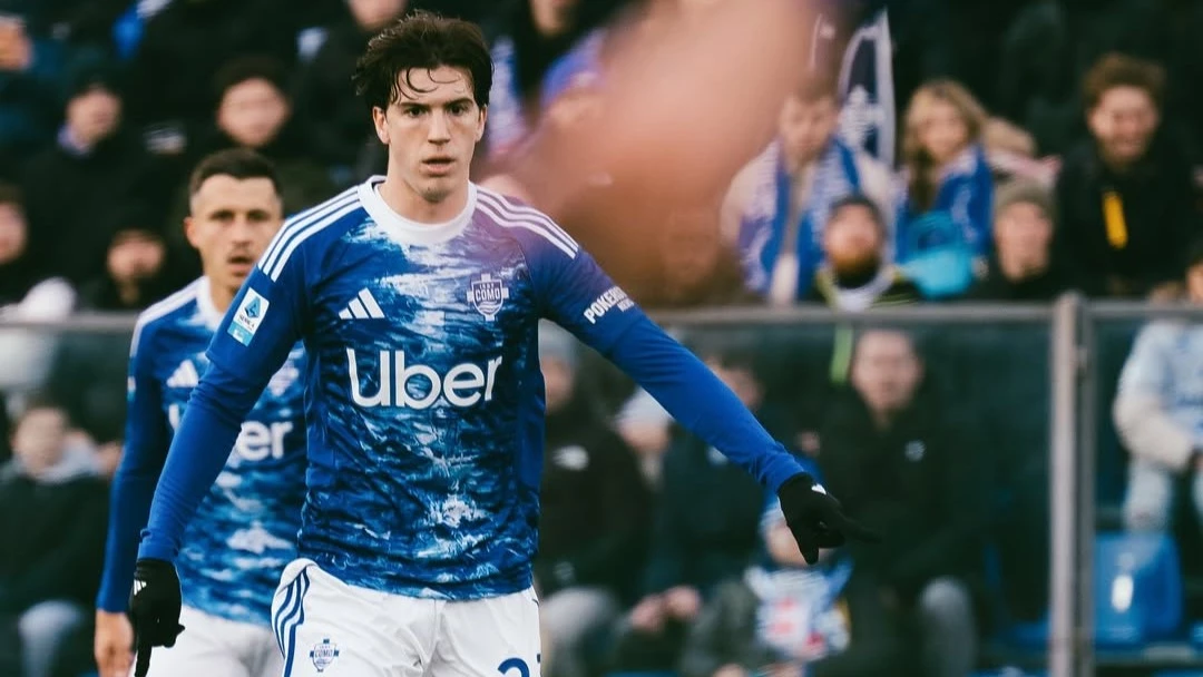 El ex Vélez Máximo Perrone maneja el medio de Como. foto: @comofootball.