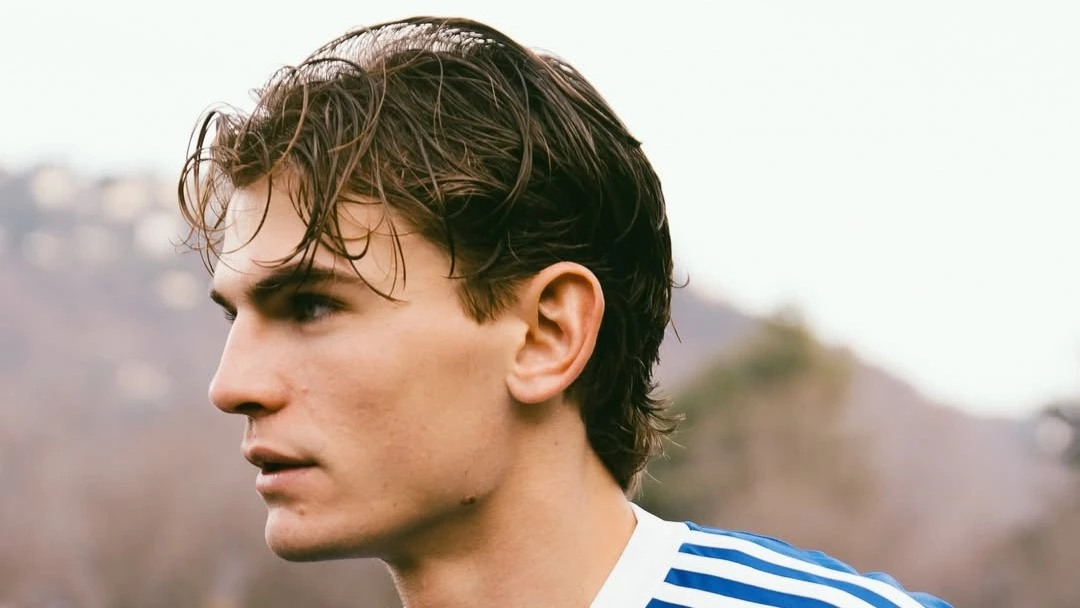 Nico Paz con las sierras nevadas que rodean a Como, durante el partido ante Bologna. foto: @comofootball.