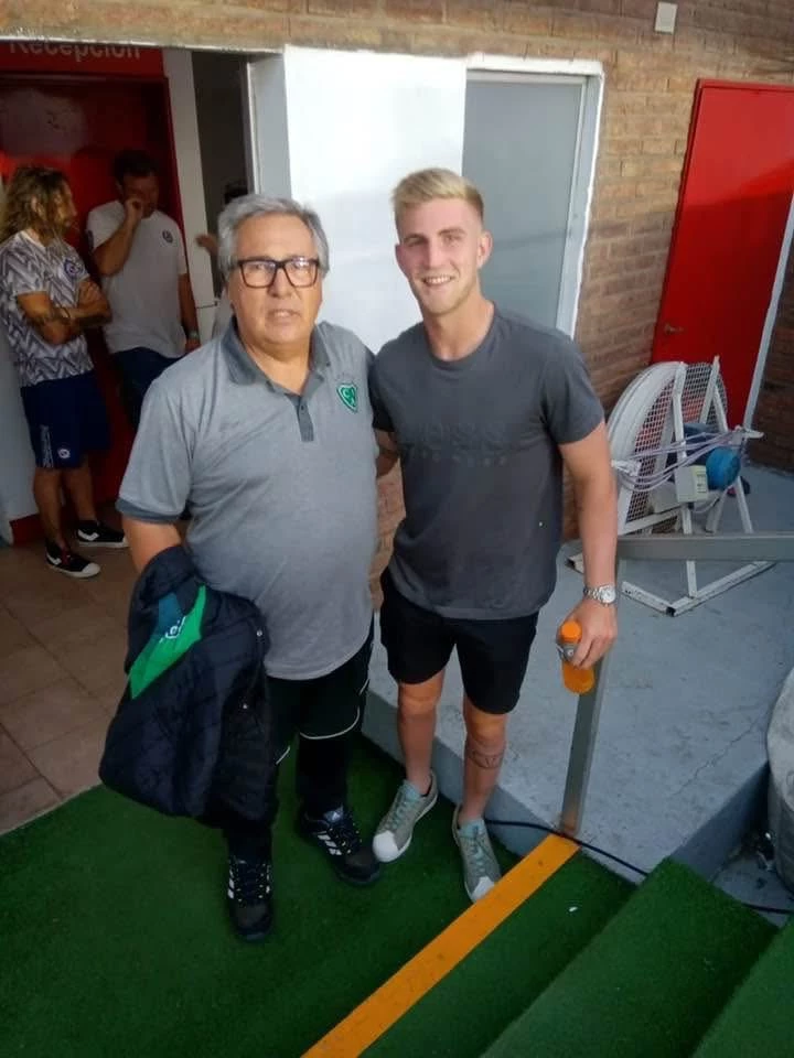 Valentini con el Coordinador de Inferiores de Sarmiento. Foto: Prensa Sarmiento.&nbsp;
