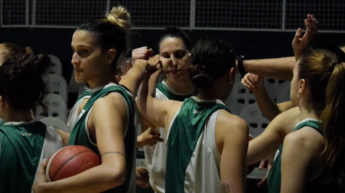 Foto; Las chicas del Verdolaga iniciaron con una victoria la defensa de la corona (Foto: X@ferrobasquetok).