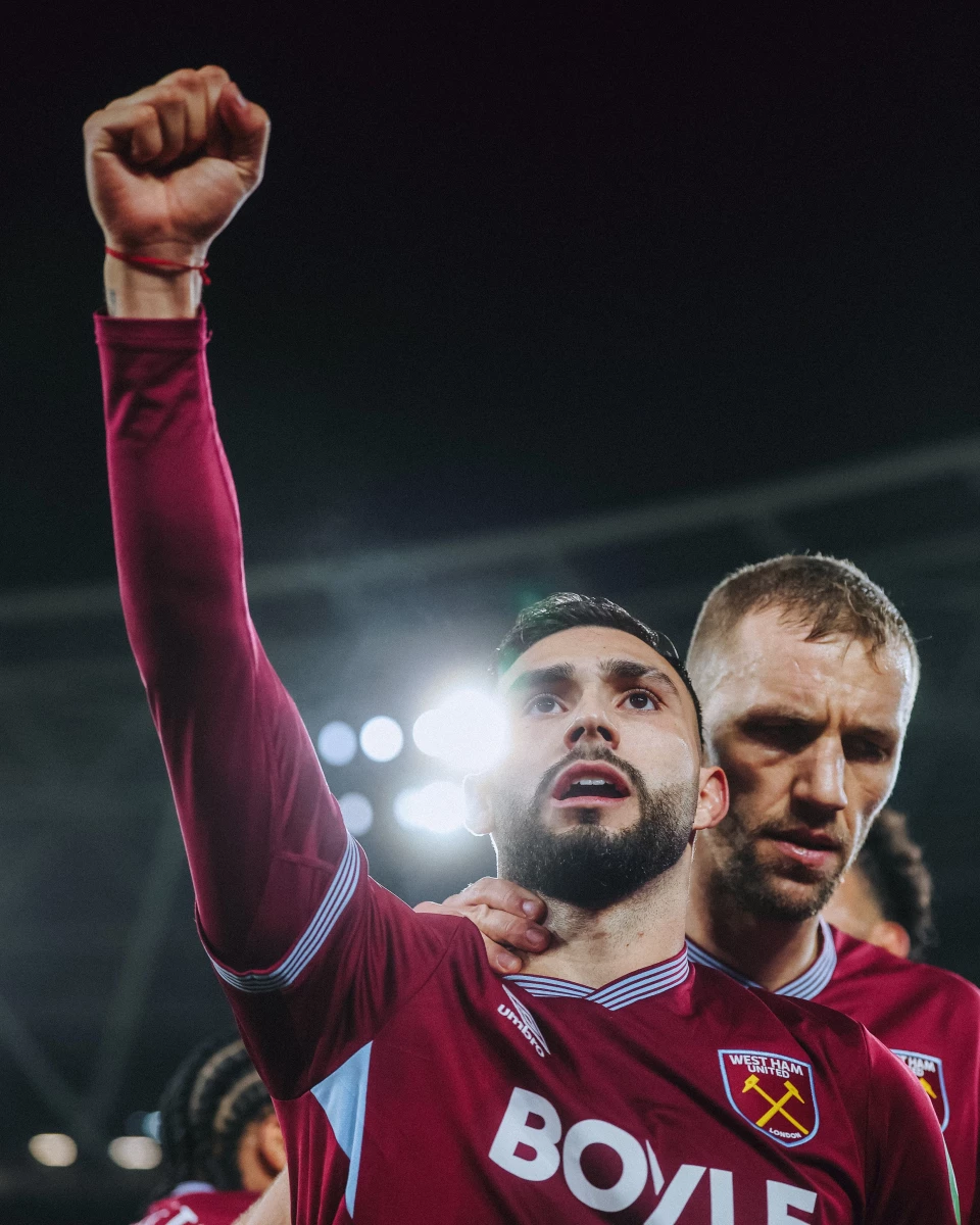 Foto:@WestHam. El mendocino Taty Castellanos metió un cabezazo inatajable para el 2-1 de West Ham