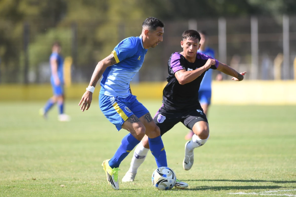 Foto:@RosarioCentral. El zurdo Angel Di María, autor de uno de los goles, encara ante la marca rival