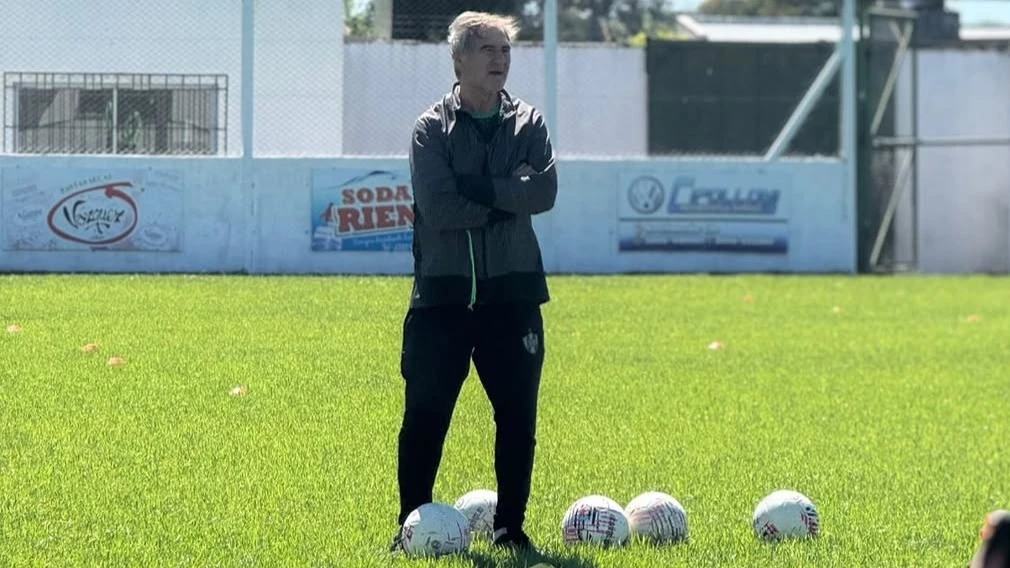 Foto: “X” de Club Gimnasia y Esgrima de Chivilcoy (@ClubGimnasiaCh). Alberto Salvaggio, el técnico del campeón de Chivilcoy que desafiará a Boca.